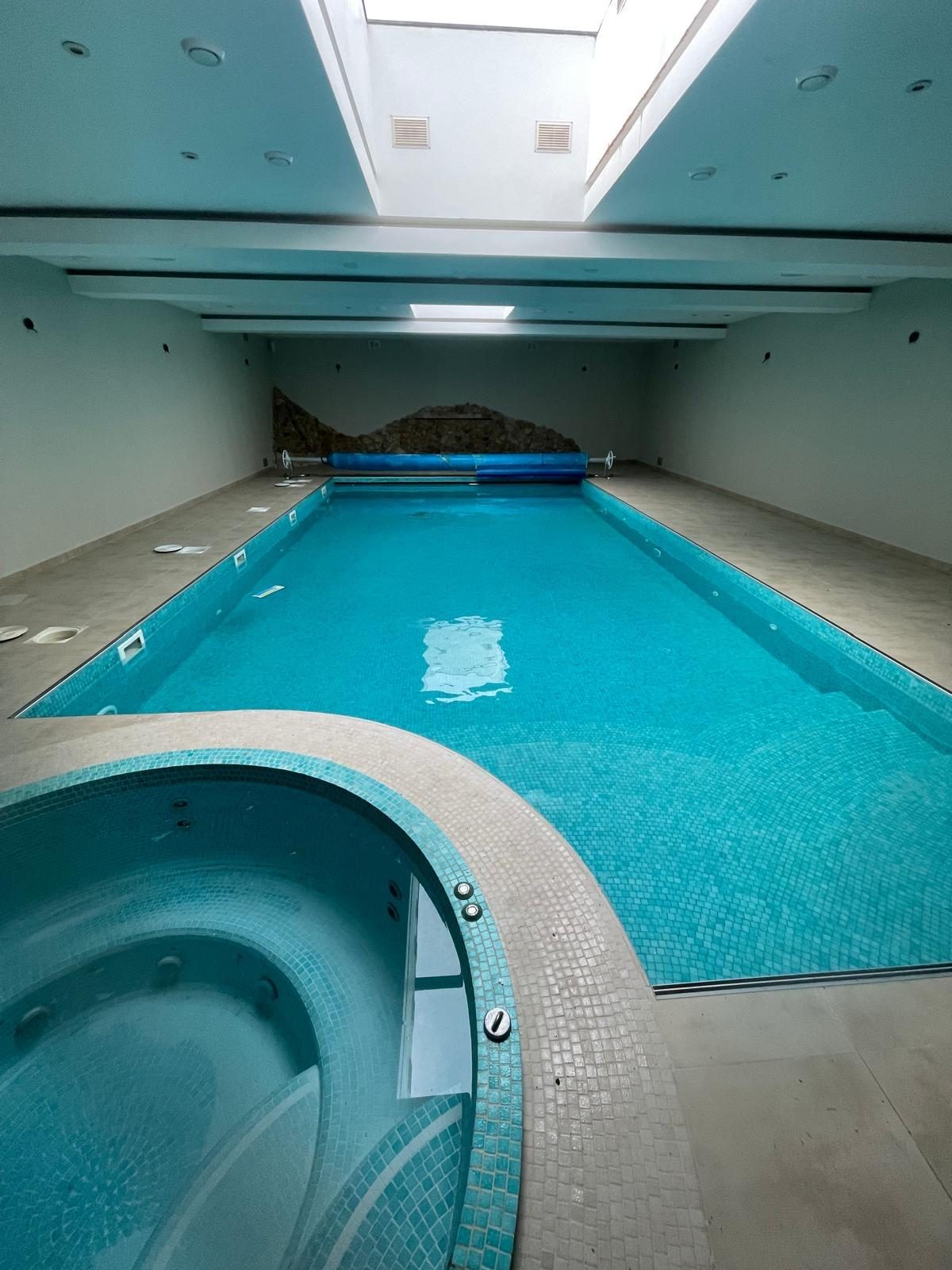 Indoor pool with an adjoining spa pool